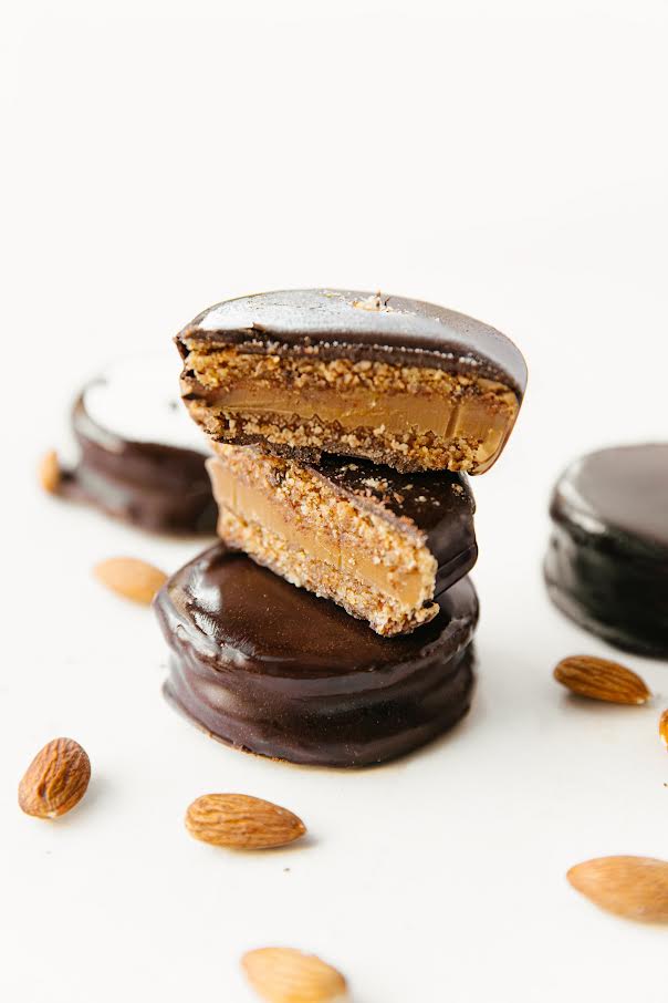 Alfajor De Almendras Relleno Con Manjar Keto Y Chocolate 85% Un